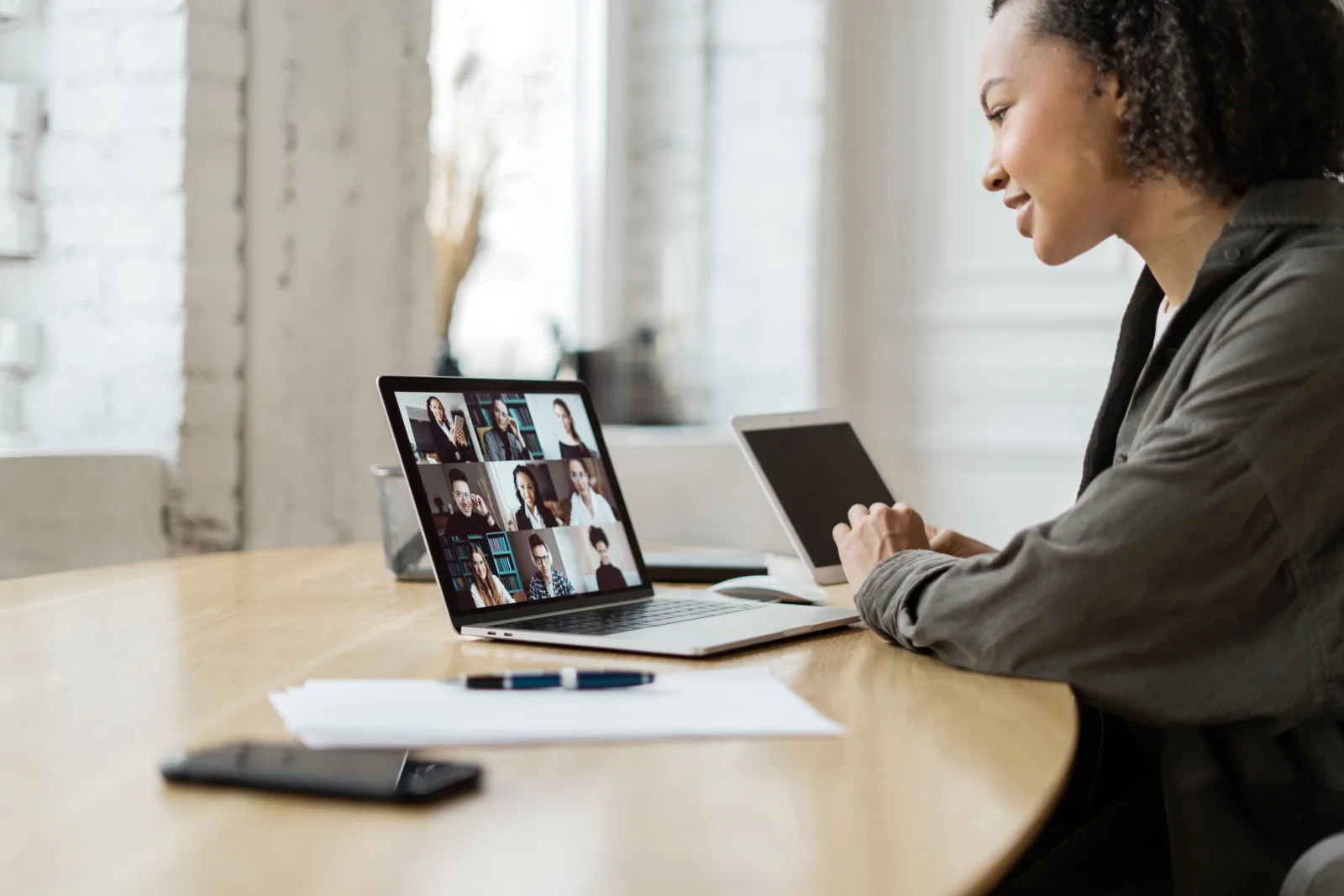 Vrouw neemt deel aan een videogesprek op een laptop
