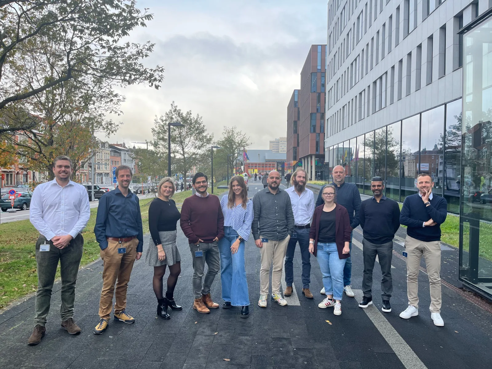 Het Setle-team voor hun kantoor in Leuven