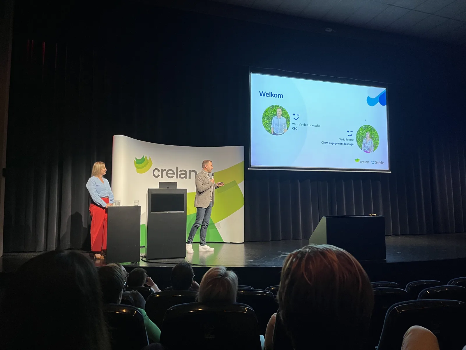 Sigrid Peeters en Wim Vanden Driessche op het podium tijdens een Crelan-event