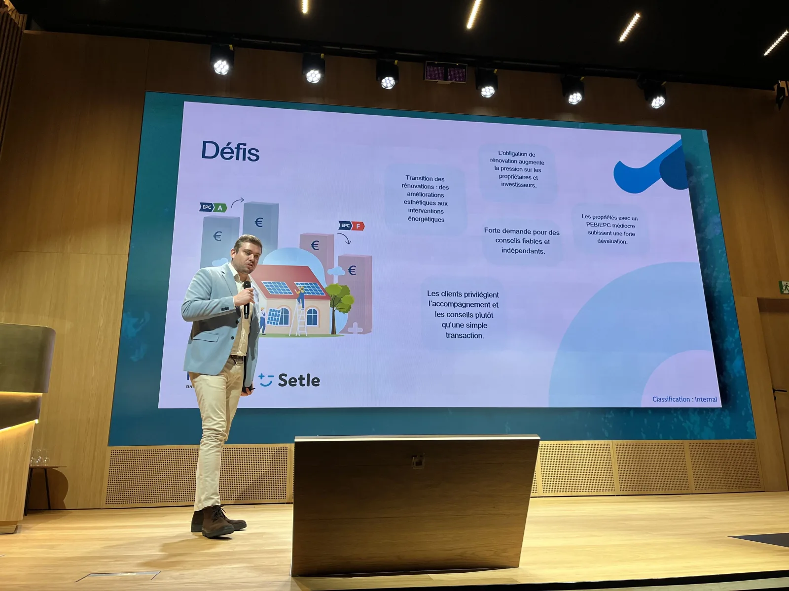 Spreker presenteert een Setle-slide over renovatie-uitdagingen