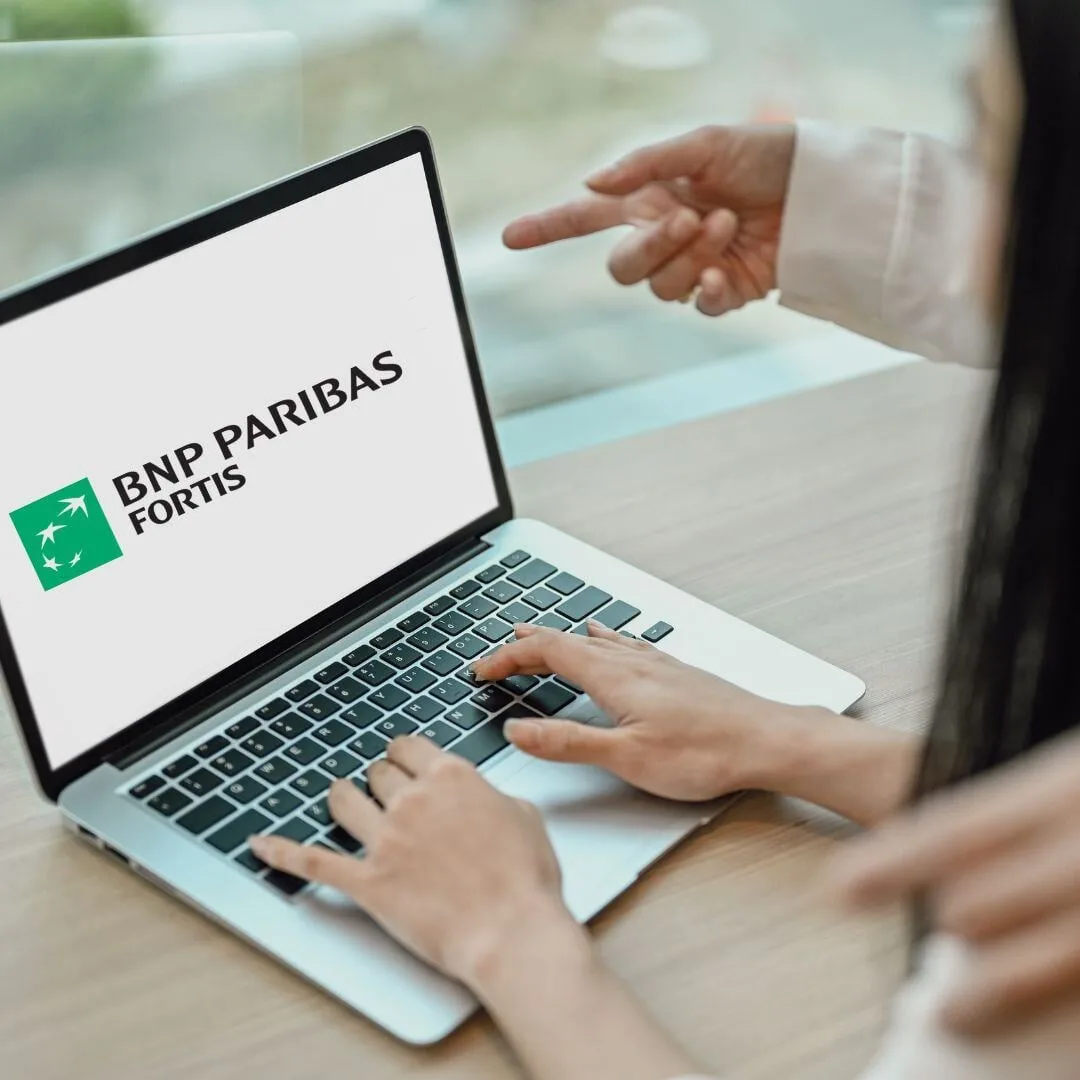 Laptop met het logo van BNP Paribas Fortis tijdens een gesprek