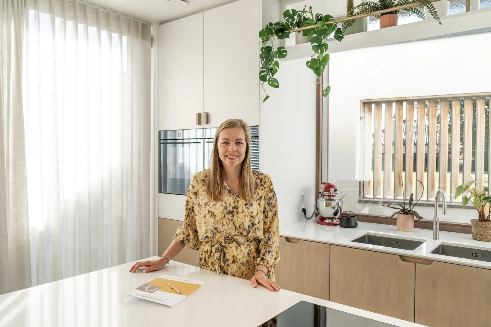 Nele Coenjaerts in een gerenoveerde keuken