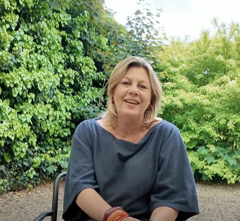 Mariek Martens of Optie M sitting in a garden